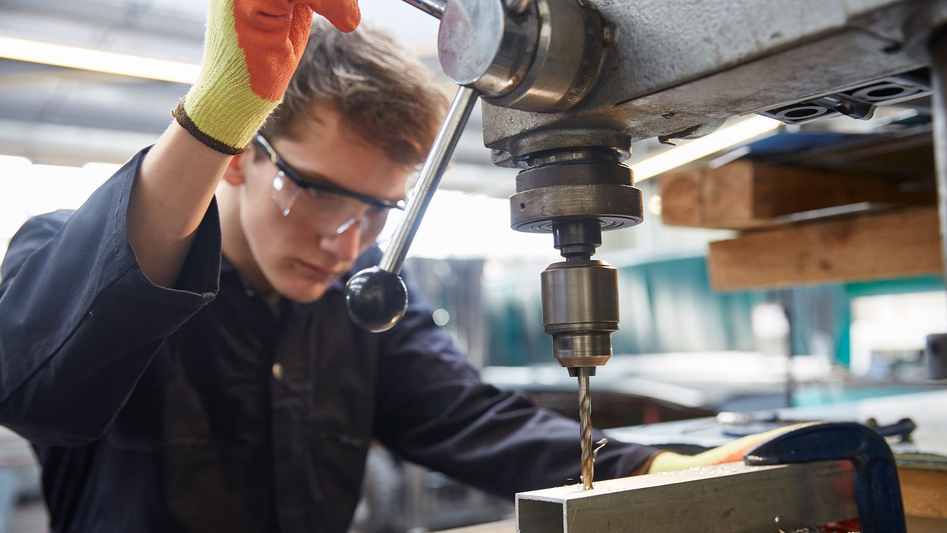 Karriere - Cards - Mitarbeiter Produktion Hall (m/w/d)